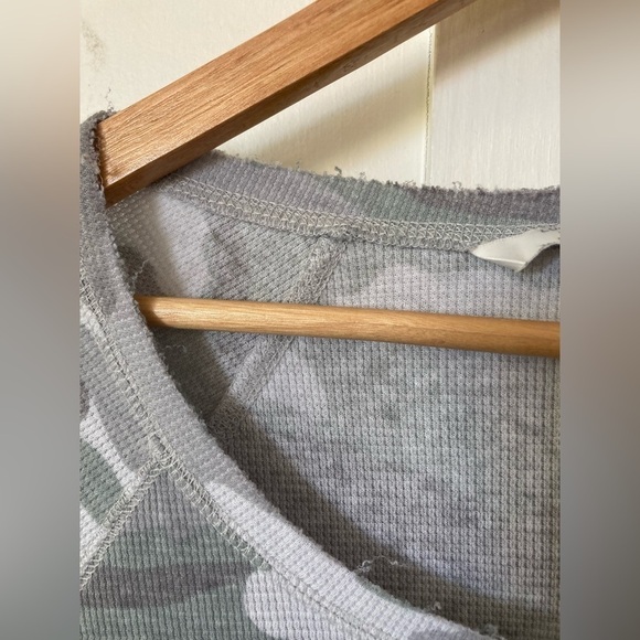 Lucky brand Large camouflage camo waffle knit thermal long sleeve blouse raw hem - Picture 4 of 10